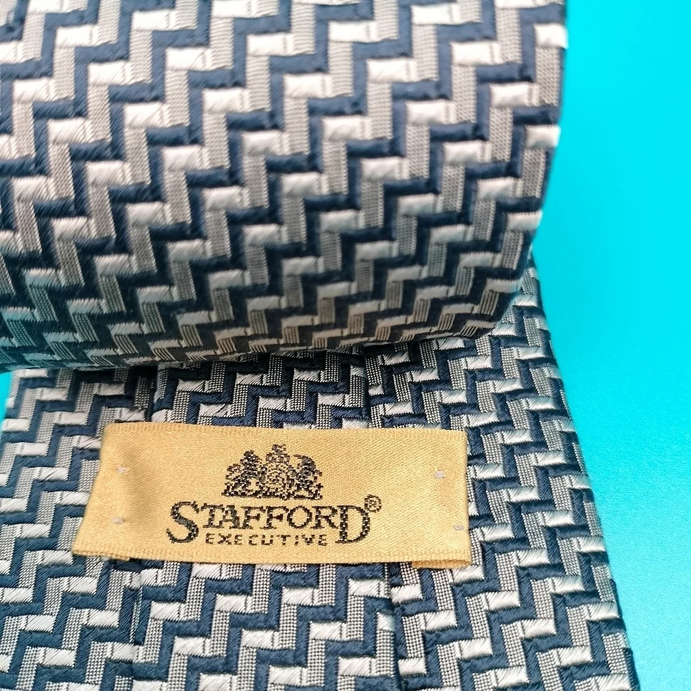 Stafford Executive Men's Imported Silk Necktie Tie Blue Gray Abstract Zig Zag
